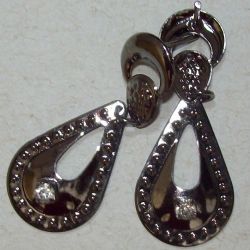 brinco de estamparia banho grafite gota pontilhada com strass 40x15mm com pino e tarraxa. 1 Par